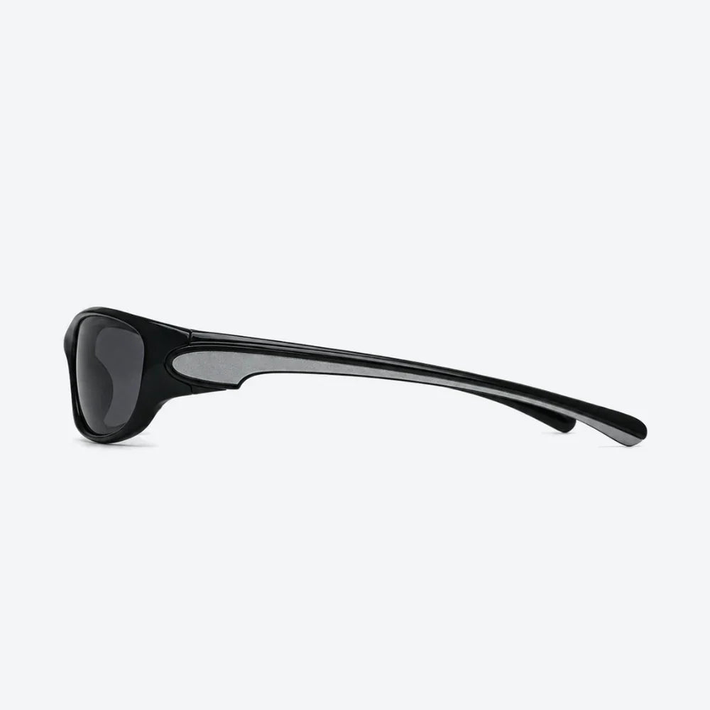 VYSER black sporty sunglasses with sleek frame and dark lenses, modern streetwear style.
