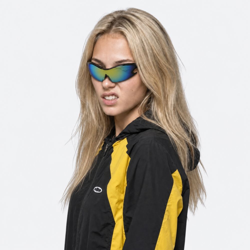 VYSER SHADE shield sunglasses – black frame, yellow lenses, UV400 – worn by a model in a streetwear outfit