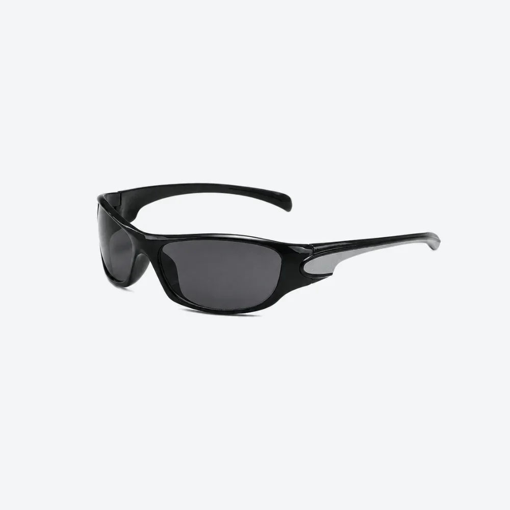 VYSER black sporty sunglasses with sleek frame and dark lenses, modern streetwear style.