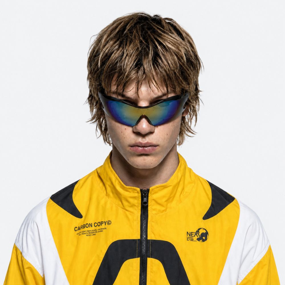 VYSER SHADE shield sunglasses – black frame, yellow lenses, UV400 – worn by a model in a streetwear outfit