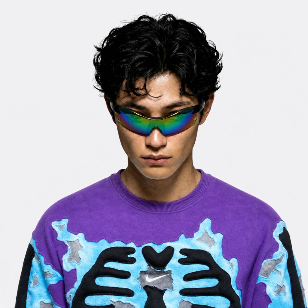 VYSER SHADE shield sunglasses – black frame, blue lenses, UV400 – worn by a model in a streetwear outfit