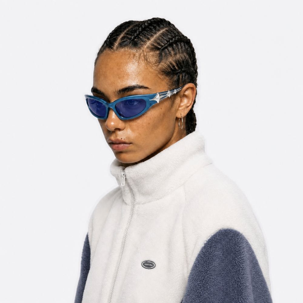 VYSER DUBHE sunglasses – blue frame, blue lenses, UV400 – worn by a model in a streetwear outfit